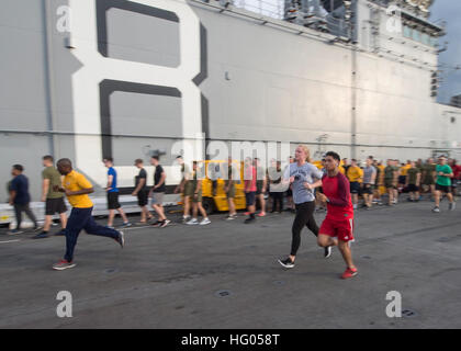 161124-N-RT558-170OCÉANO ÍNDICO (Nov. 24, 2016) 3ª clase Suboficiales Kayla Kazmierski de Clifford, Pa., participa en el Día de Acción de Gracias Turquía trote 5K Run en la cubierta de vuelo del buque de asalto anfibio USS Makin Island (LHD 8). Makin Island, el buque insignia de la isla Makin Amphibious Ready Group, que se celebra el Día de Acción de Gracias mientras operan en los EE.UU. 7ª zona de operaciones de la flota iniciado con la 11ª Unidad Expedicionaria de los Infantes de Marina en apoyo de la seguridad y la estabilidad en la región del Pacífico Indo-Asia. (Ee.Uu. Marina foto por Petty Officer 1st Class Jason J. Perry/liberado) USS Makin Island Tha