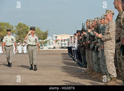 111111-F-VK137-186 MONCLAR BARRACAS, Djibouti (Nov. 11, 2011) Capitán Yann Appriou, comandante del 5º batallón de infantes de marina franceses, saluda a una formación de miembros del servicio de EE.UU. asignados a Camp Lemonnier, Djibouti. Los miembros de servicio representan U.S. Marine Corp., la Marina de los Estados Unidos, el Ejército de los Estados Unidos y de la fuerza aérea estadounidense durante la ceremonia del Día Internacional de Recuerdo de veteranos celebrada en el cuartel desfile ferial, del 11 de noviembre. El Día de los Veteranos es un día reservado para honrar a los veteranos de las guerras de Estados Unidos. Fue originalmente conocido como el Día del Armisticio para conmemorar el final oficial de las hostilidades en la Primera Guerra Mundial, los cuales ocurren Foto de stock