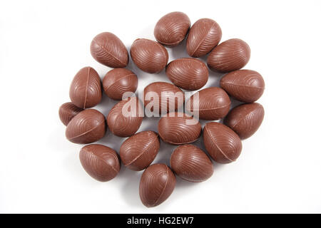 Grupo de huevos de Pascua de Chocolate sobre un fondo blanco. Foto de stock
