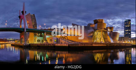 Bilbao, España. 28 de diciembre de 2016. Vista panorámica del Museo Guggenheim y Torre Iberdrola Foto de stock