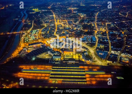 Vista aérea, Instantánea nocturna panorámica de Hamm con tren y pistas, Hamm, luz nocturna Ruhr aeria, Renania del Norte-Westfalia, Alemania Foto de stock