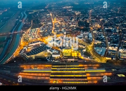 Vista aérea, Instantánea nocturna panorámica de Hamm con tren y pistas, Hamm, luz nocturna Ruhr aeria, Renania del Norte-Westfalia, Alemania Foto de stock