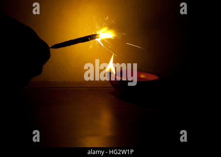 La quema de fuegos artificiales en una bengala cerca de escupir chispas  Fotografía de stock - Alamy