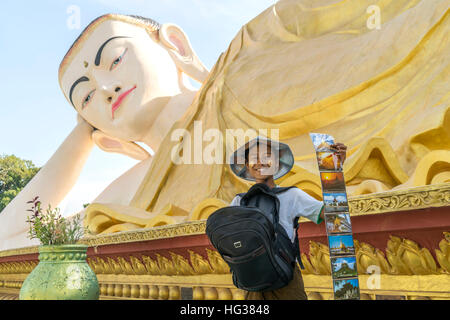 Venta de tarjetas postales en el muchacho Myatharlyaung gigante imagen de Buda recostado en Bago, Myanmar, Asia Foto de stock