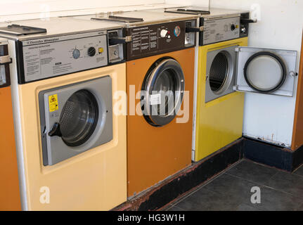 Máquinas de lavar ropa en una antigua lavandería. Enero de 2019