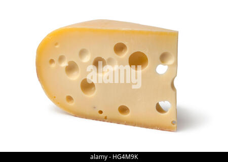 Trozo de queso emmenthaler sobre fondo blanco. Foto de stock