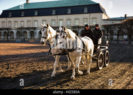 Dinamarca, Copenhague, Christiansborg Palace, ejercer el transporte de caballos en el patio del palacio