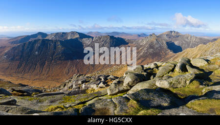Vista panorámica de las montañas del norte desde la parte superior de Goatfell, Isle of Arran, North Ayrshire, Escocia, Reino Unido