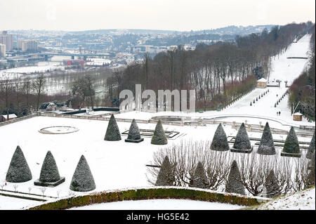 Parc de Saint-Cloud paisaje bajo la nieve, París, Francia Foto de stock