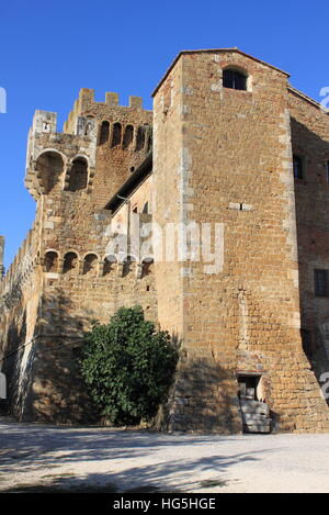 Castillo Spedaletto en Val d'Orcia. Toscana, Italia Foto de stock