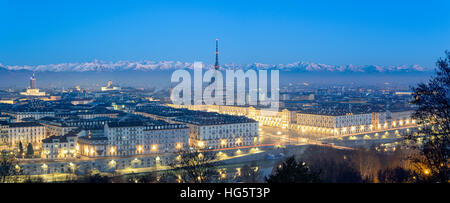 Panorámica de alta definición de Turín en el Blue Hour con la Mole Antonelliana y las nevadas de Los Alpes al fondo