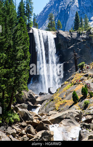 Equinoccio otoño es una cascada de 317 pies sobre el río Merced, justo después de la caída de Nevada en el Parque Nacional Yosemite, California. Vernal Fall, así como Foto de stock