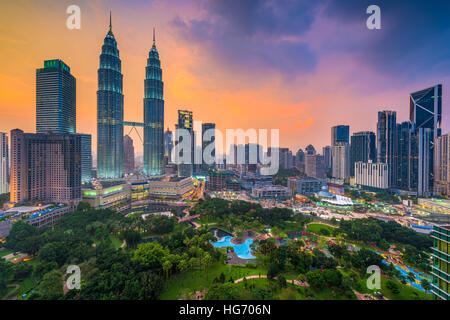 Kuala Lumpur, Malasia skyline al atardecer sobre el parque.