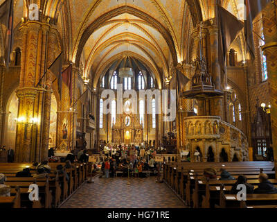Interior de la Iglesia de Matías en Budapest, Hungría, con el coro de niños ensayando para la Navidad. Foto de stock