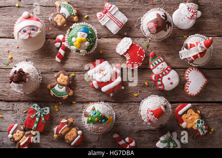 Antecedentes de dulces navideños closeup sobre una tabla de madera vista desde arriba de la horizontal. Foto de stock