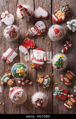Antecedentes de dulces navideños closeup sobre una tabla de madera vista vertical superior. Foto de stock