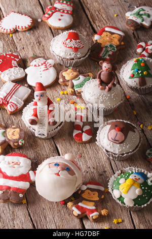Antecedentes de dulces navideños closeup sobre una mesa de madera. Vertical Foto de stock
