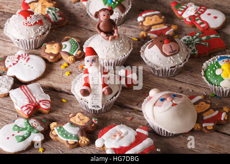 Antecedentes de dulces navideños closeup sobre una tabla de madera horizontales. Foto de stock