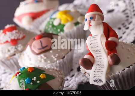 Pastelitos de navidad decorado con una fabulosa Santa macro horizontal sobre la mesa. Foto de stock