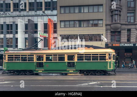 Melbourne, Australia - 27 de diciembre de 2016: Melbourne City Circle Tram en Flinders Street. El más famoso es el servicio de transporte en el icónico c Foto de stock