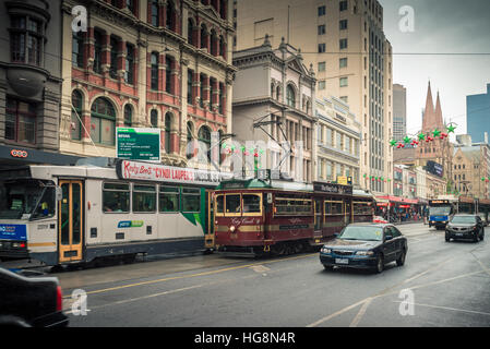 Melbourne, Australia - 27 de diciembre de 2016: Melbourne City Circle Tram en Flinders Street. El más famoso es el servicio de transporte en el icónico c Foto de stock