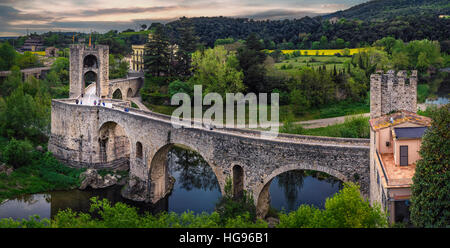 Puente Romano, Besalú, provincia de Girona, Cataluña, España Foto de stock