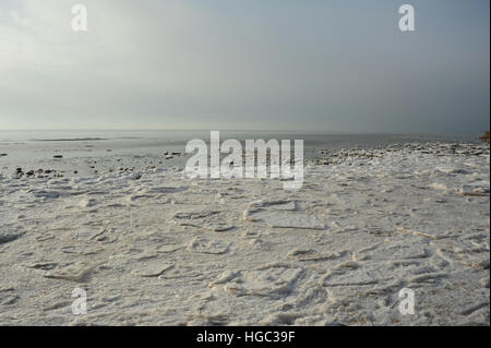 Nubes grises, vista hacia la calma del mar, tierra-mar rápida extensión de hielo en la playa de arena, este de St Annes, mirando al oeste, Lancashire, UK Foto de stock