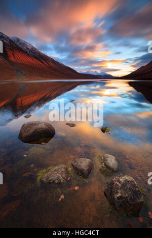 Puesta de sol reflejada en Loch Etive capturados desde cerca Gualachulain en las Tierras Altas de Escocia. Foto de stock