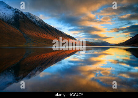 Puesta de sol reflejada en Loch Etive capturados desde cerca Gualachulain en las Tierras Altas de Escocia. Foto de stock