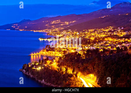 Vista de noche de la bahía de la riviera de Opatija, Kvarner región de Croacia