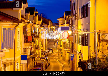 Ciudad de Volosko Street View, noche riviera Opatija en Croacia