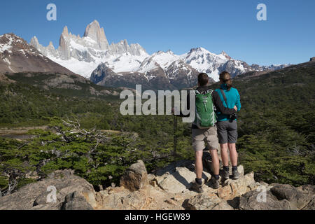 Excursionistas ver el Monte Fitz Roy en la Laguna de Los Tres trail, El Chalten, Patagonia Argentina, Sudamérica