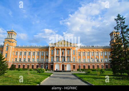 Es un edificio grande, cerca de la plaza de Kirov en Irkutsk Foto de stock