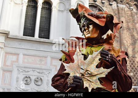 Traje lleva al Carnaval de Venecia, Italia