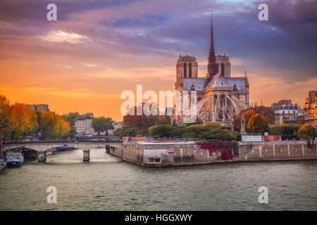 París. Imagen del paisaje urbano de París, Francia, con la catedral de Notre Dame durante la puesta de sol.