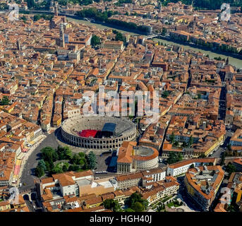 Vista de la ciudad, el centro de la ciudad con Arena di Verona, río Adige, provincia de Verona, Véneto, Italia