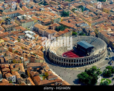 El centro de la ciudad con Arena di Verona, provincia de Verona, Véneto, Italia