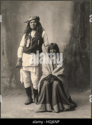 Henry Wilson & Esposa, Mojave (Apache) - 1898 Indian Congress - Foto : Frank A. Rinehart Foto de stock