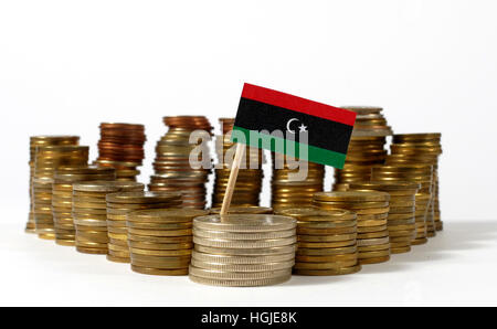 Libia ondear la bandera con la pila de dinero monedas Foto de stock
