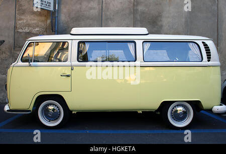 Furgoneta Volkswagen amarillo