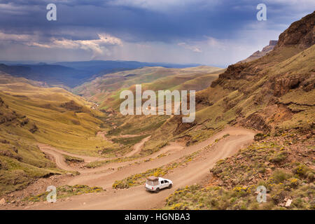 Un coche en las curvas de la Sani Pass, en la frontera de Sudáfrica y Lesotho. Foto de stock