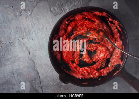 Salsa de tomate sobre el pan en el fondo de piedra vista superior Foto de stock