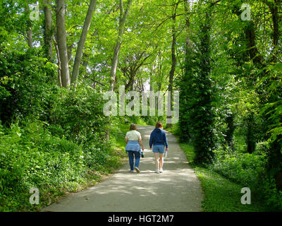 Dos hermanas paseo en ruta a través Noblitt Park en Columbus, Indiana Foto de stock