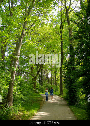 Dos hermanas paseo en ruta a través Noblitt Park en Columbus, Indiana Foto de stock