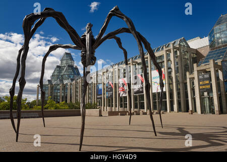Entrada a la Galería Nacional de Canadá en Ottawa con la escultura de bronce de arte de araña gigante llamado Maman Foto de stock
