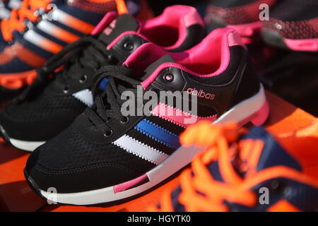 frío America Aparecer Fake shoes china fotografías e imágenes de alta resolución - Alamy