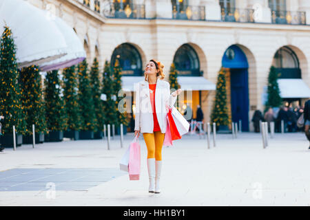 Mujer realizando compras en París, Place Vendome Foto de stock