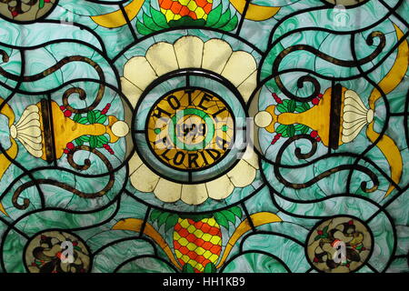 Colorido vitral en el techo del hotel Florida en La Habana, Cuba Foto de stock