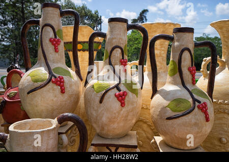 Grandes jarrones artesanales decorativos de cerámica en el interior  Fotografía de stock - Alamy