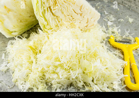 https://l450v.alamy.com/450ves/hh2cxk/rebano-el-repollo-y-el-cuchillo-de-cocina-util-en-mesa-de-piedra-hh2cxk.jpg